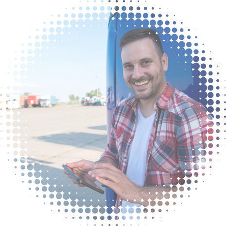 imagem de homem sorrindo, camisa xadrez, usando um tablet, em pátio da frota